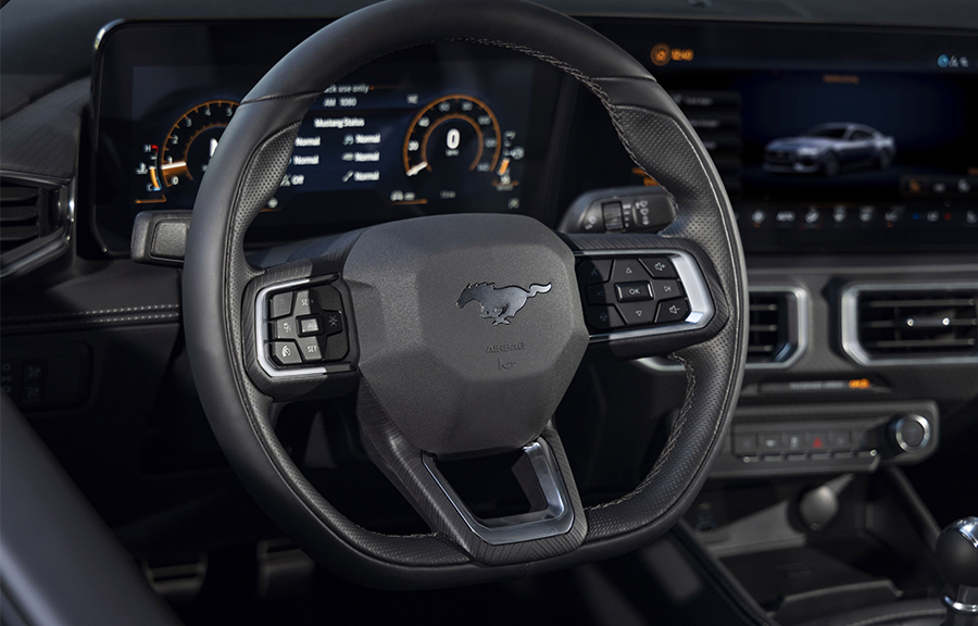 Gros plan sur le volant de la Ford Mustang