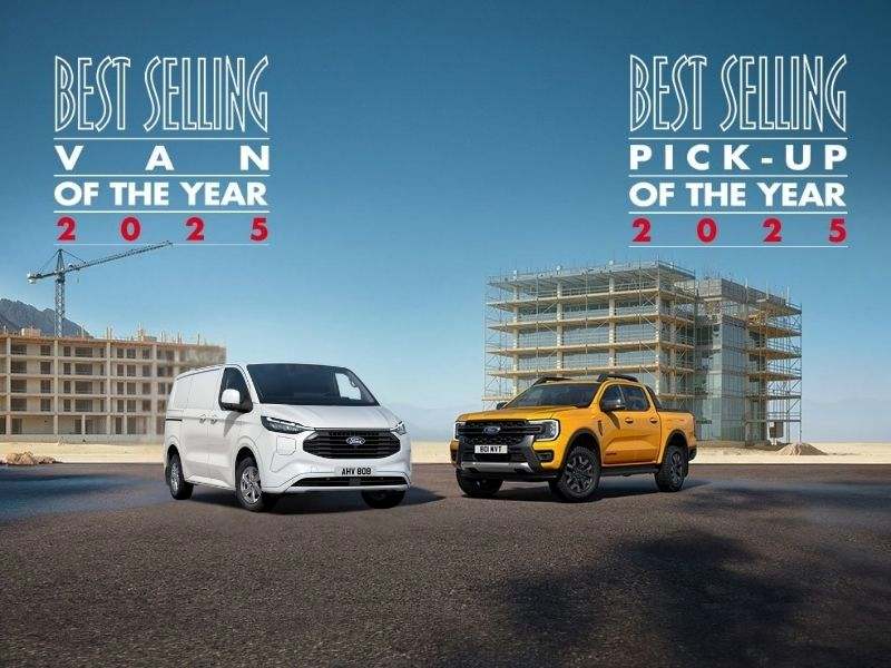 Ford Transit Most Loved Van 2025 Ford Transit Custom en oranje Ford Ranger op een bouwwerf