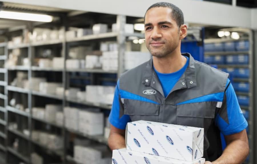 Ford werknemer met onderdelen