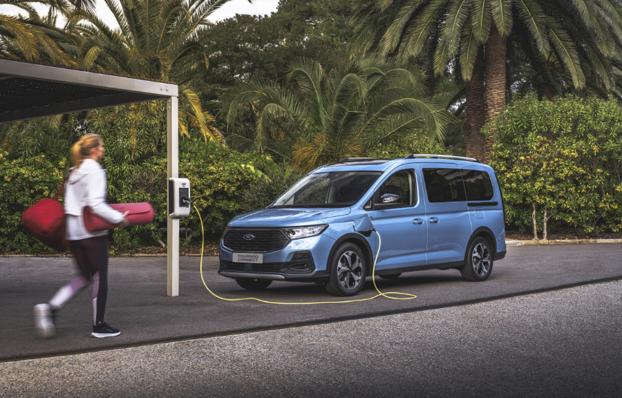 Ford Tourneo Connect PHEV opladen