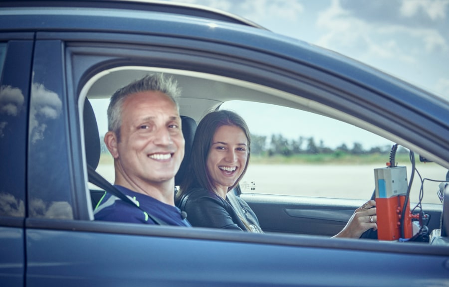 Lexie Alford achter het stuur van de Ford Explorer EV