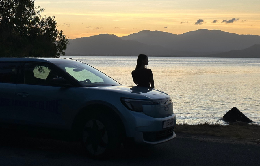 Lexie Alford en Explorer EV met zonsondergang
