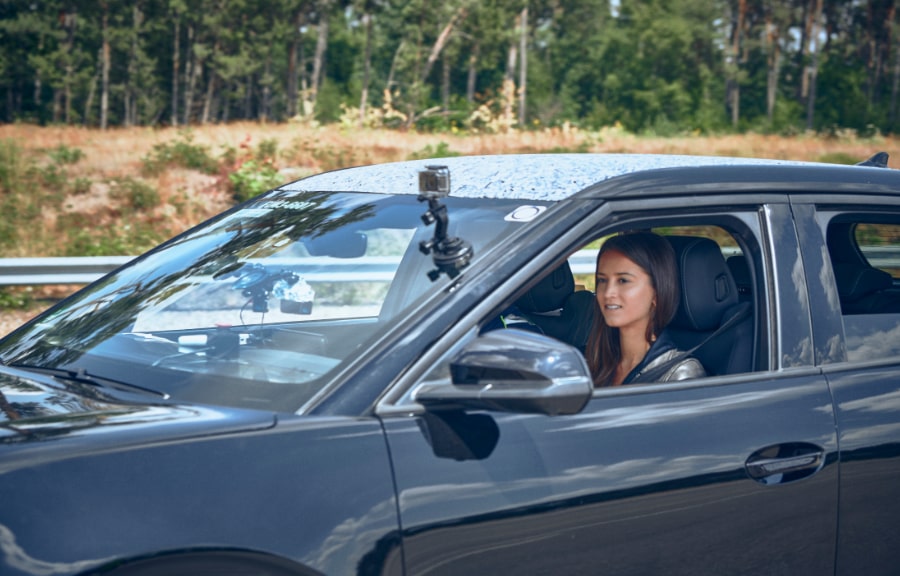 Lexie Alford rijdt in een Ford Explorer EV