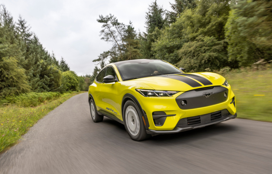 Nieuwe Ford Mustang Mach-E Rally op de weg