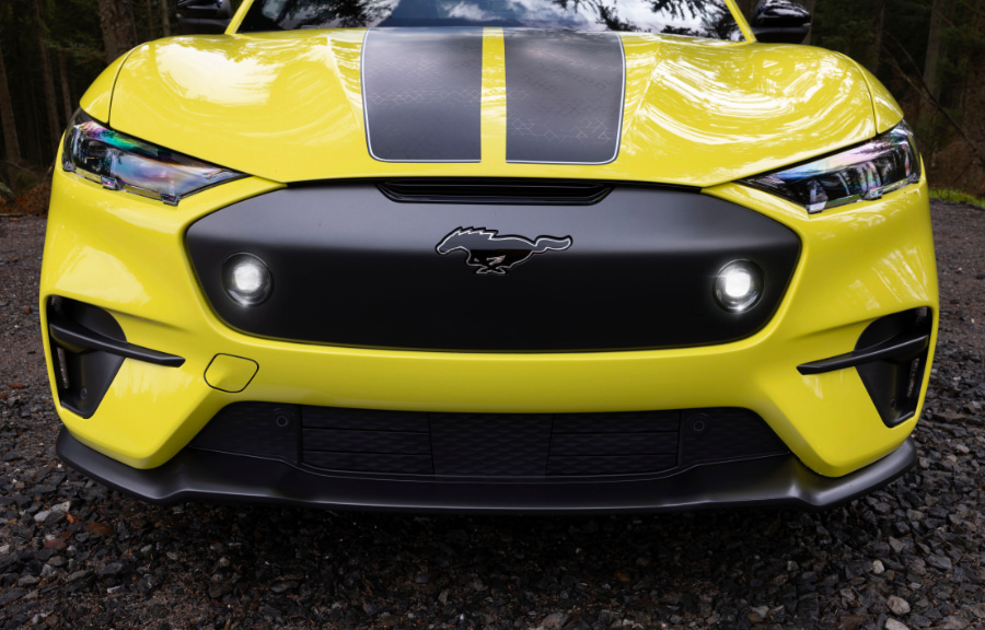 Les nouveaux phares de la Ford Mustang Mach-E Rally sont allumés