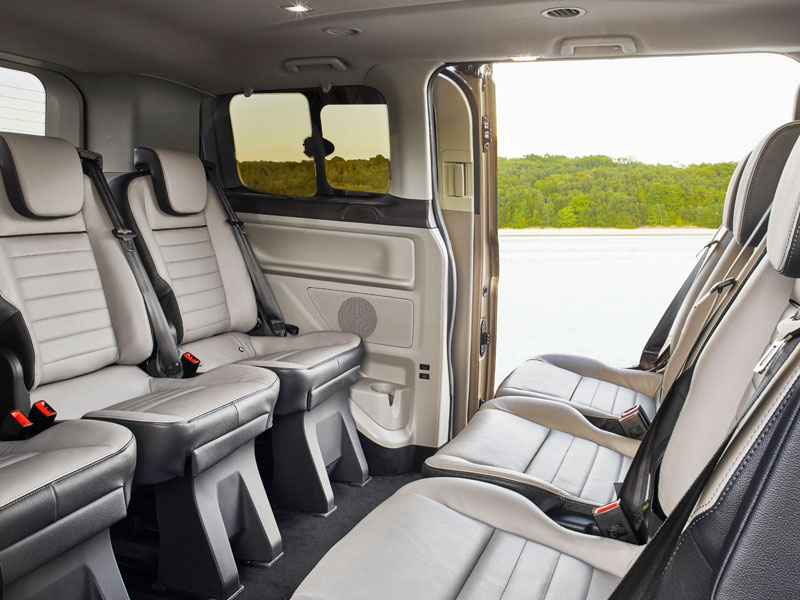 De nieuwe Tourneo Custom van binnen In de nieuwe Tourneo Custom kunnen de stoelen opgesteld worden in vergaderstand