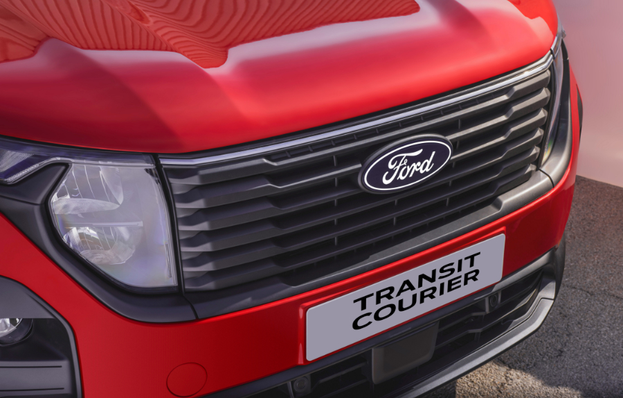 Transit Courier logo Ford à l'avant