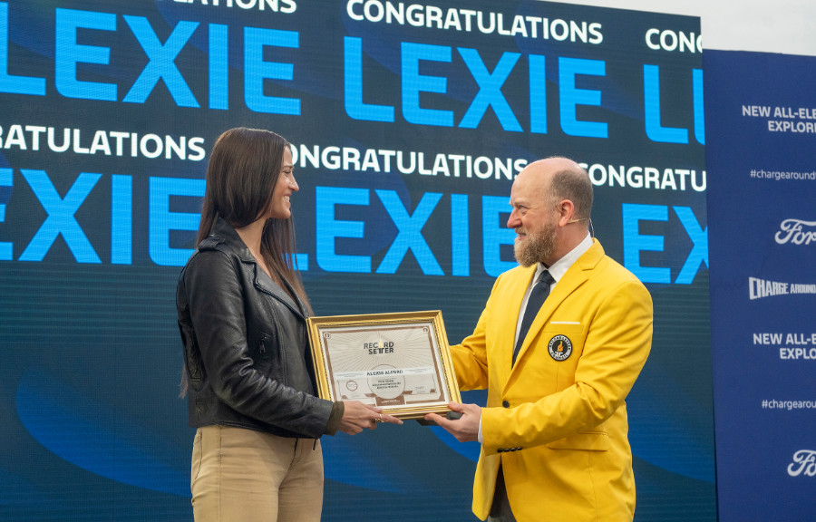 Lexie Alford reçoit un certificat de record du monde