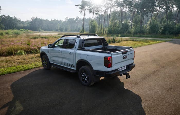 Ford Ranger PHEV garé