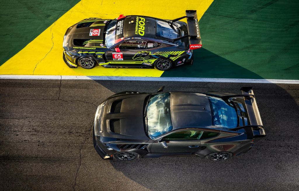 Visão aérea de dois veículos de performance da Ford Racing