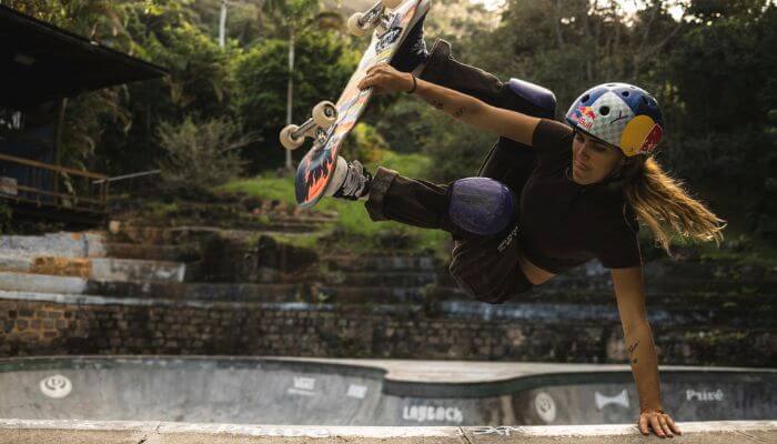 Yndiara Asp fazendo manobra de skate