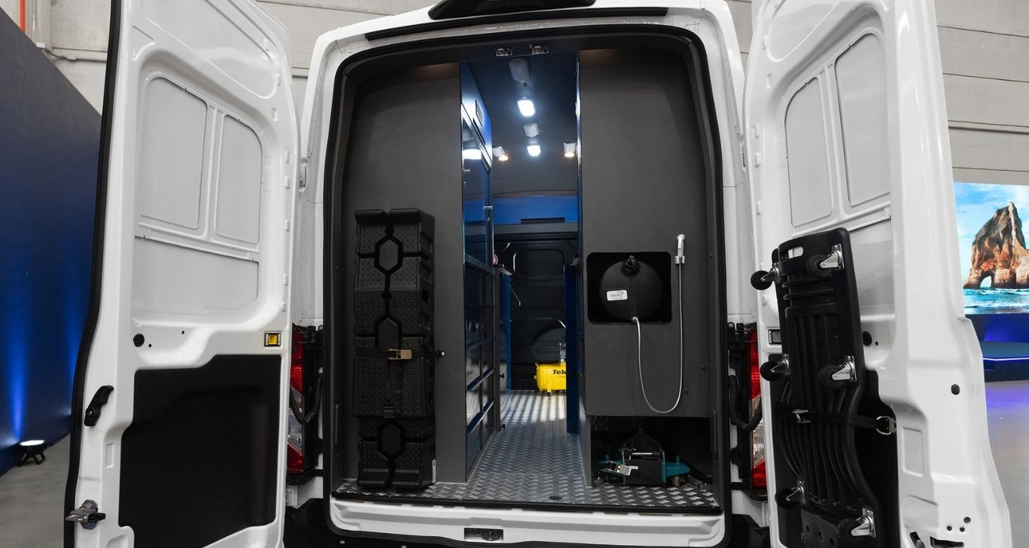 Visão interior da Ford Transit Furgão transformada para o Seriço Móvel