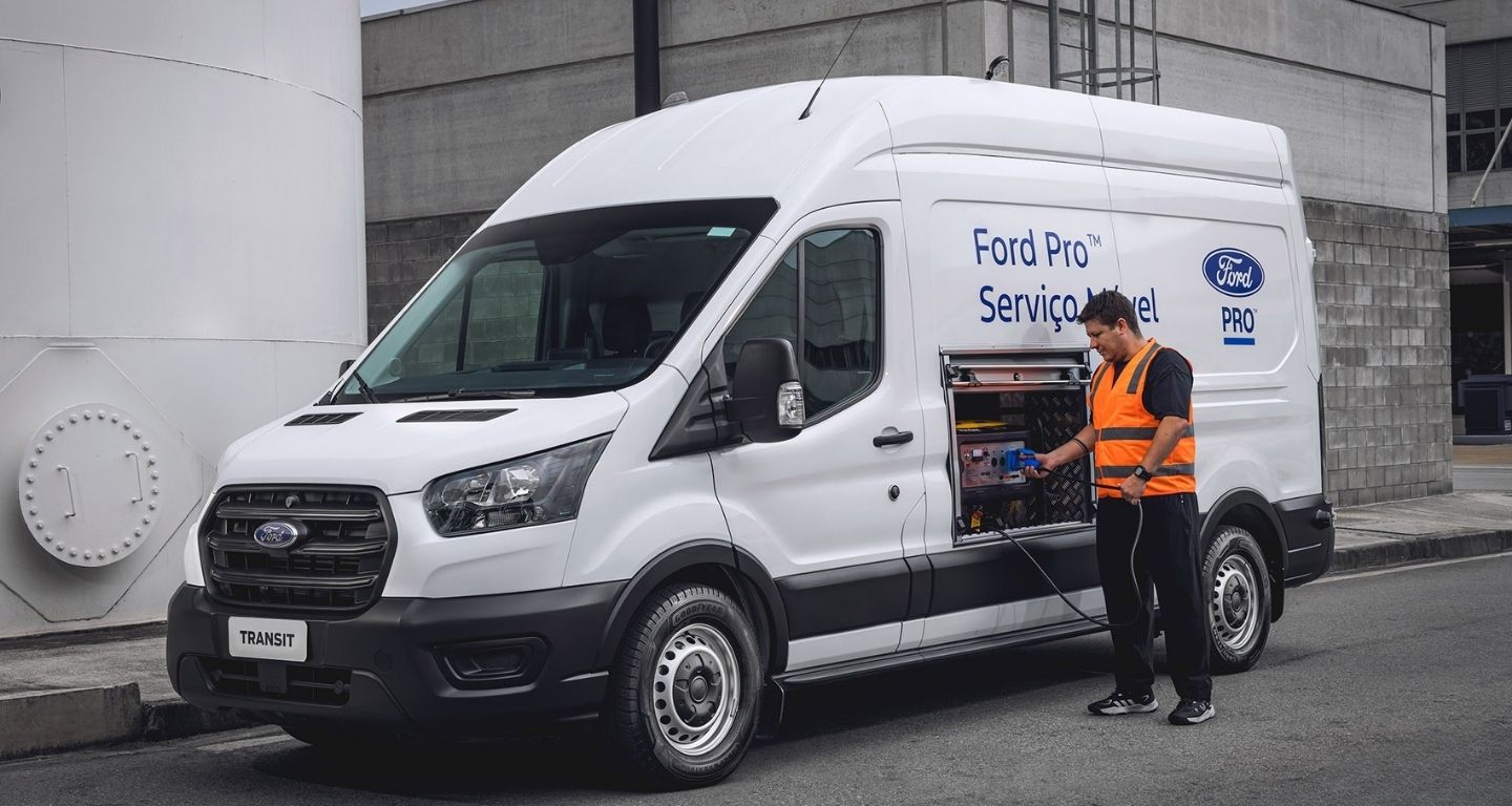 Visão frontal da Ford Transit Furgão transformada para o Seriço Móvel