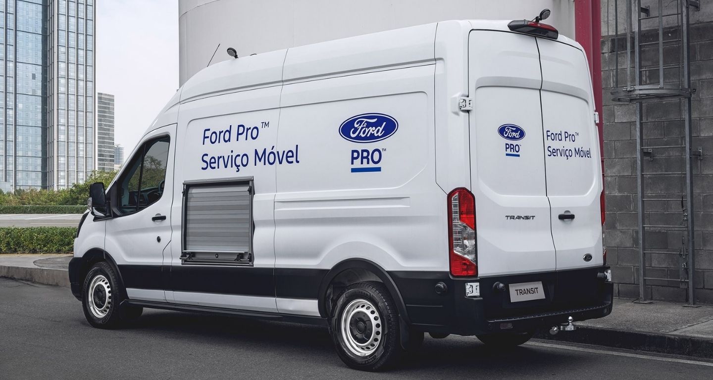 Visão traseira da Ford Transit Furgão transformada para o Seriço Móvel