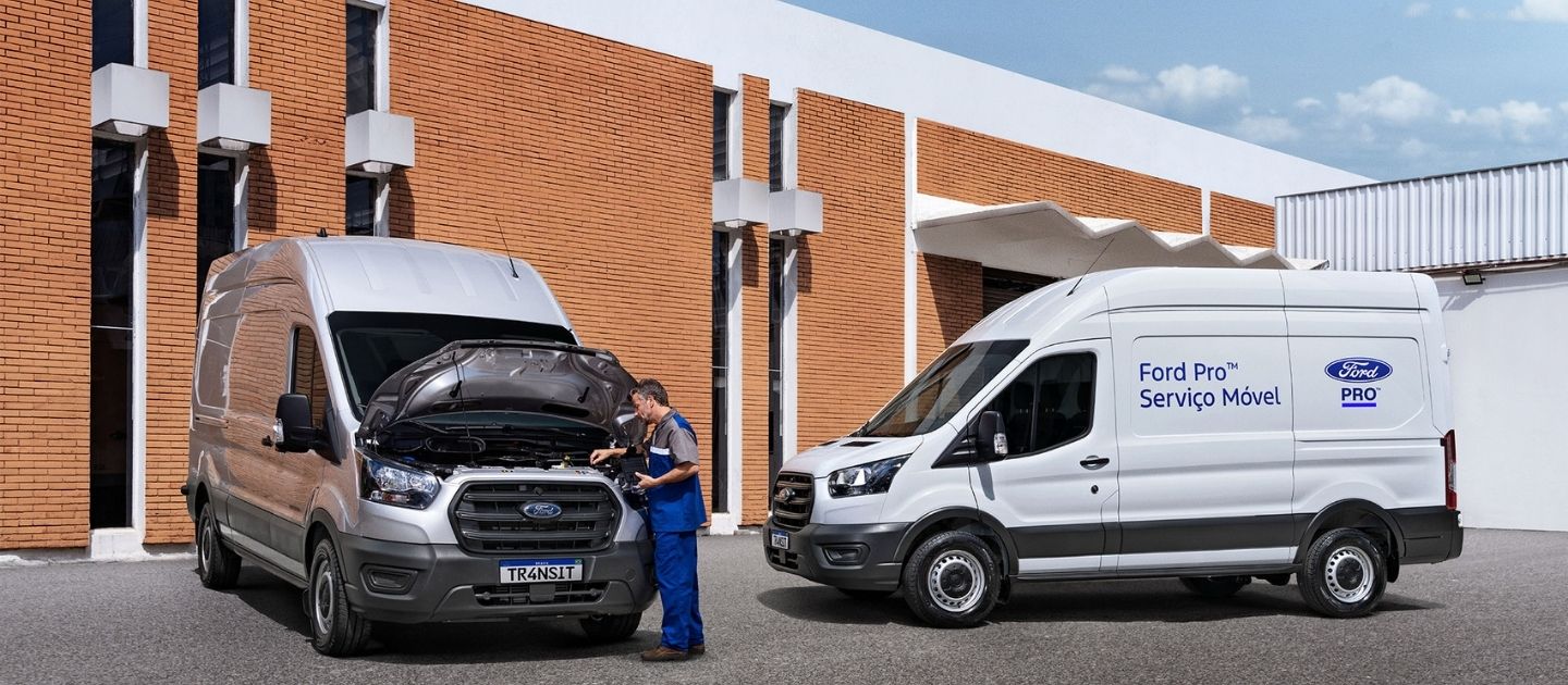 Duas Ford Transit Furgão