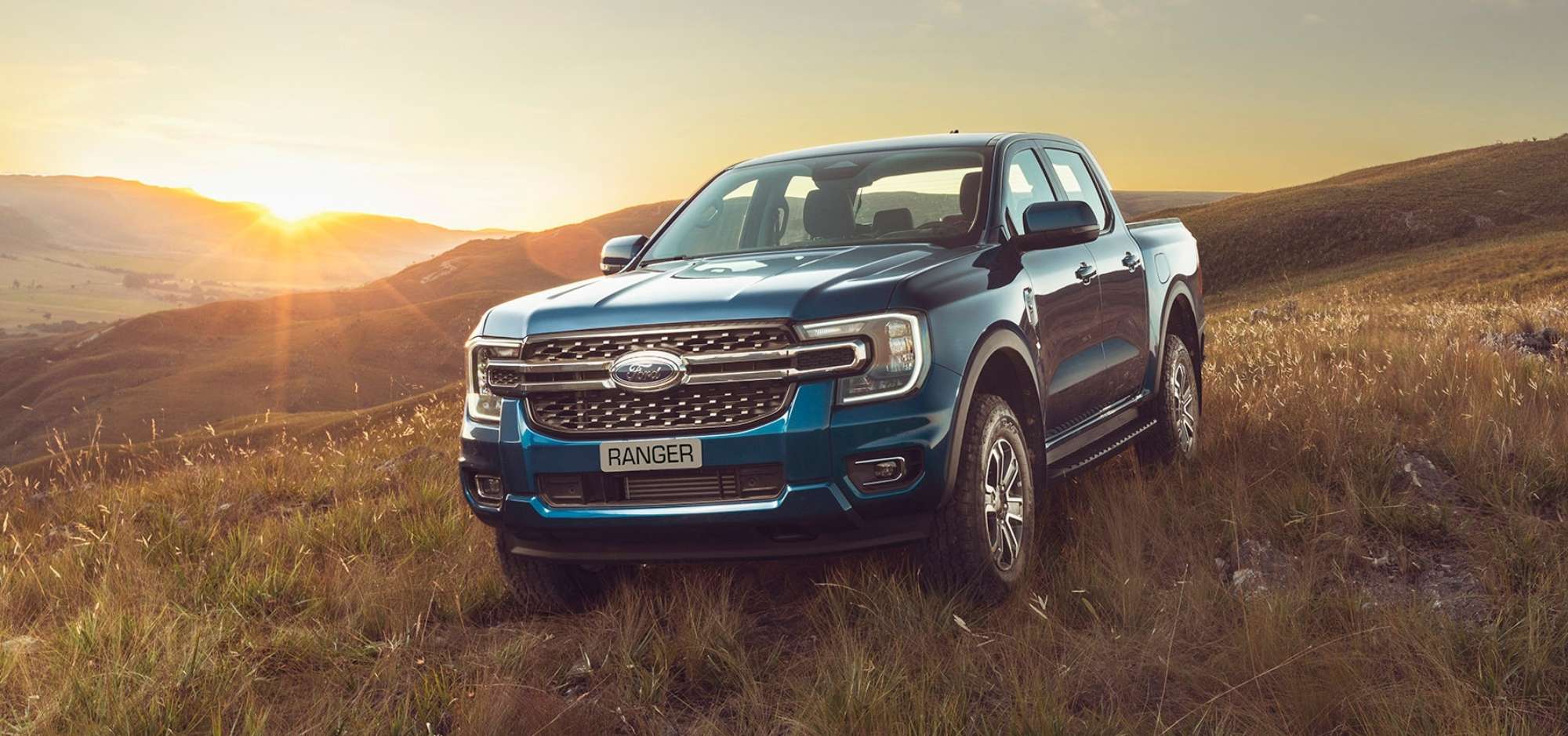 Ford Ranger XLT azul no campo