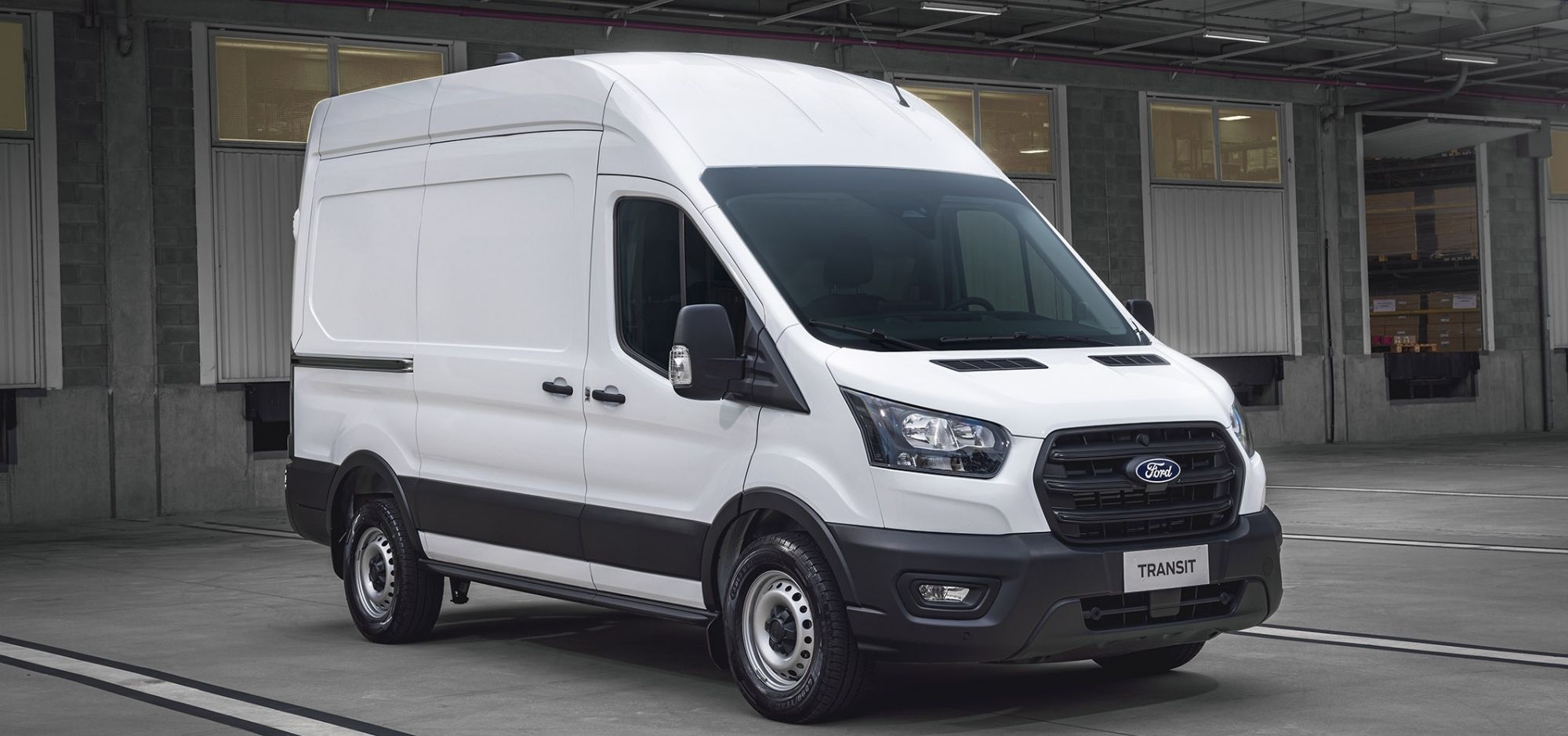 Ford Transit Furgão branca em galpão logístico