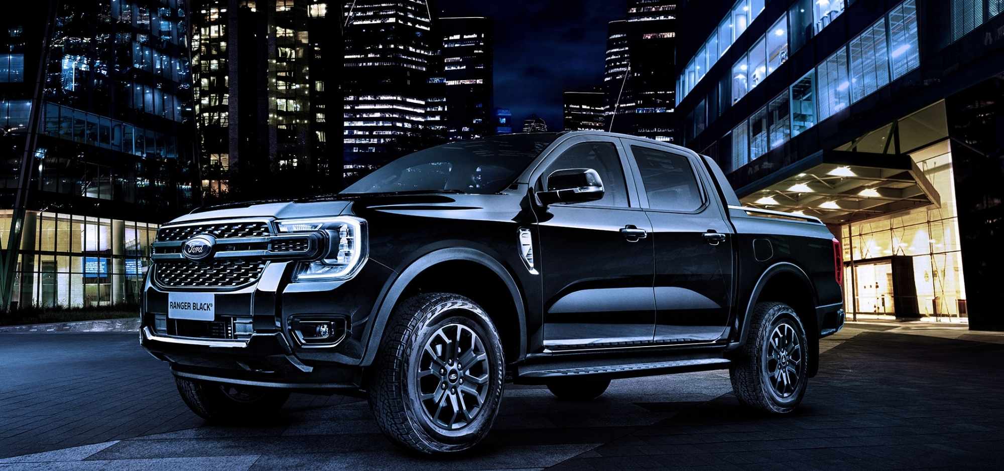 Ranger Black Ford Ranger Black estacionada na cidade