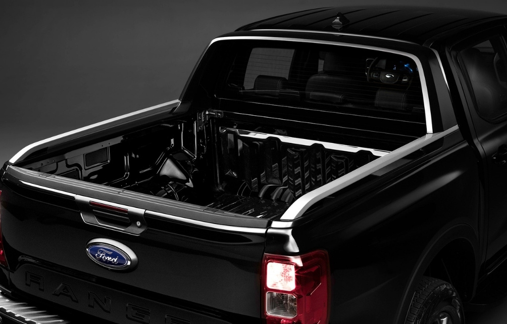 Visão traseira com destaque para a caçamba da Ford Ranger Black