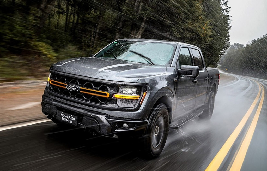 F-150 Tremor Ford F-150 Tremor na estrada com chuva
