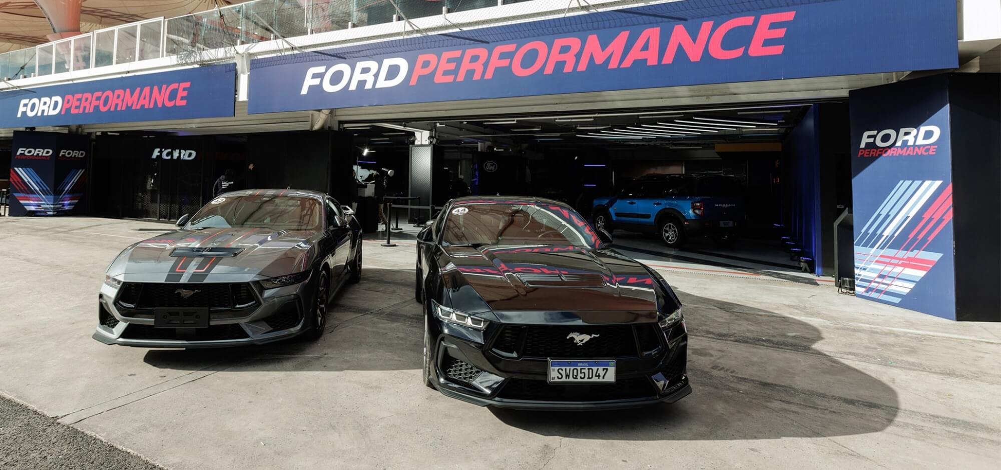 Área dos Boxes Área dos boxes com dois Ford Mustang GT Performance em destaque