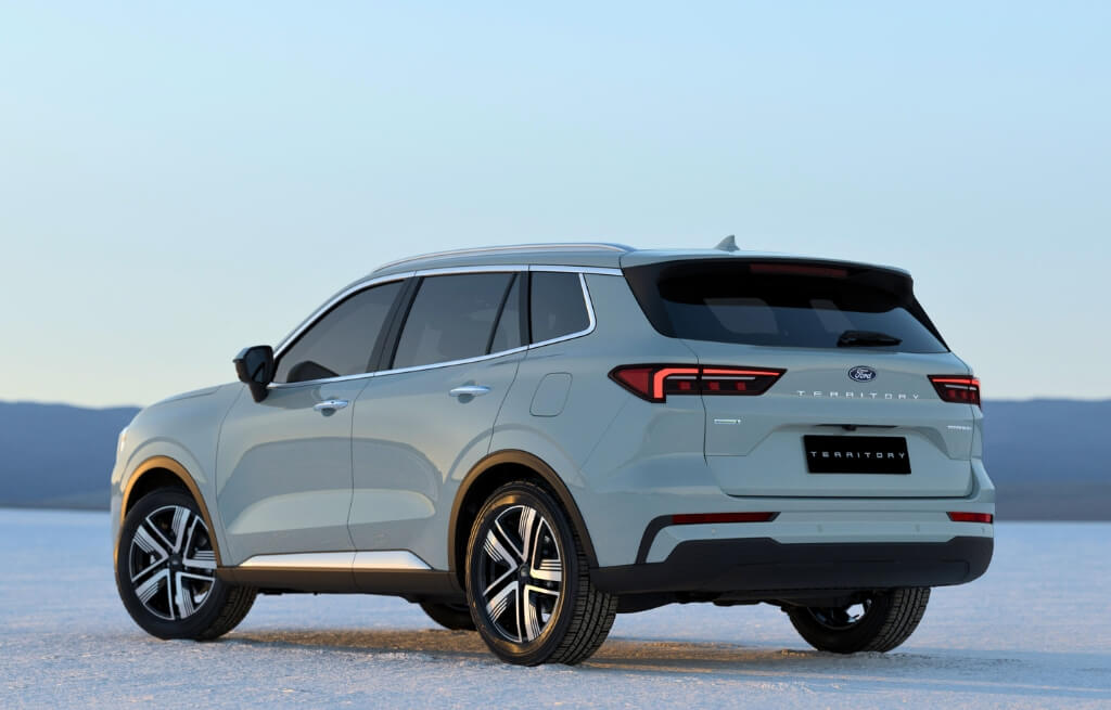 Novo Territory Visão traseira com perfil do Novo Ford Territory