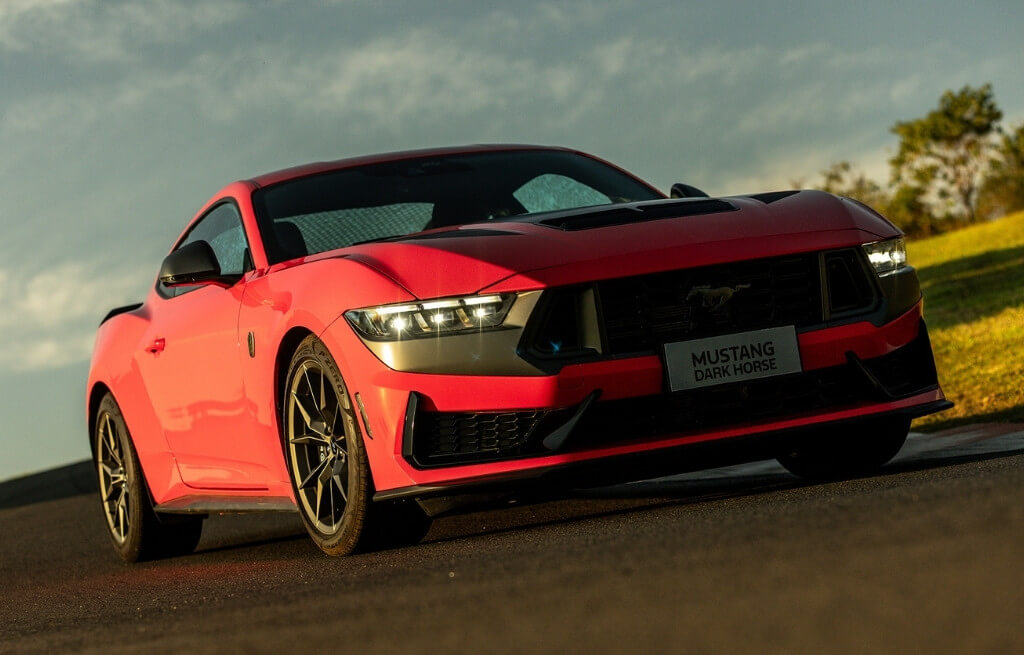 Mustang Dark Horse Visão frontal do Ford Mustang Dark Horse em pista de corrida