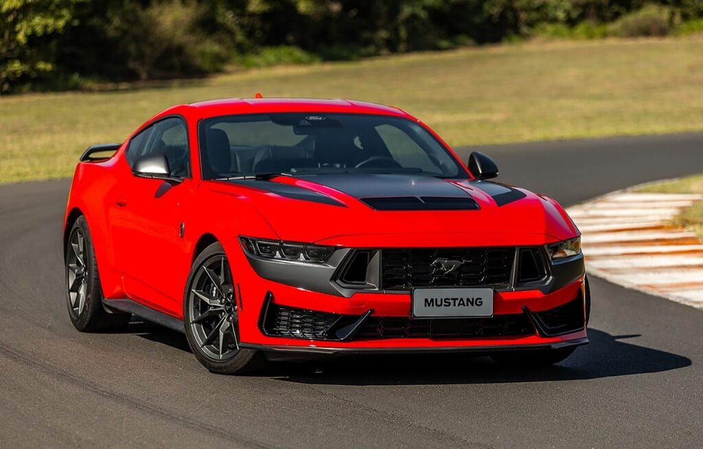 Mustang Dark Horse Visão frontal do Ford Mustang Dark Horse em curva de pista de corridas