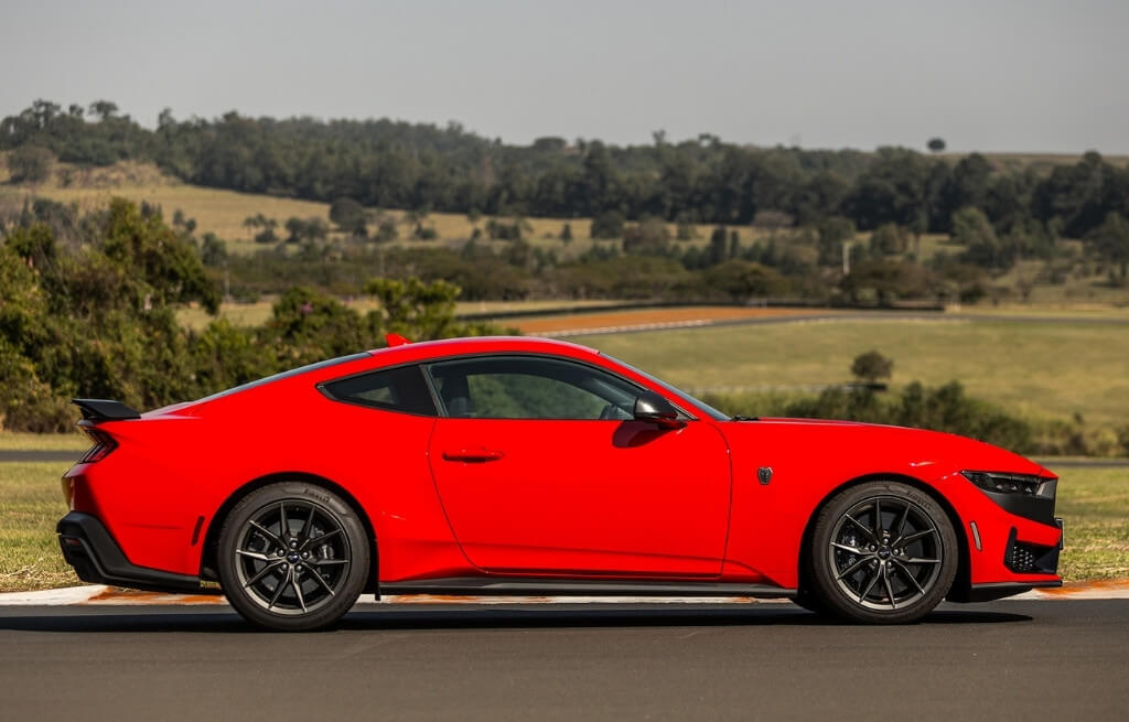 Mustang Dark Horse Visão lateral do Ford Mustang Dark Horse