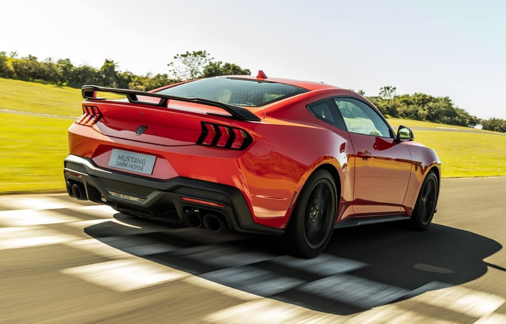 Mustang Dark Horse Visão traseira do Ford Mustang Dark Horse em pista de corridas