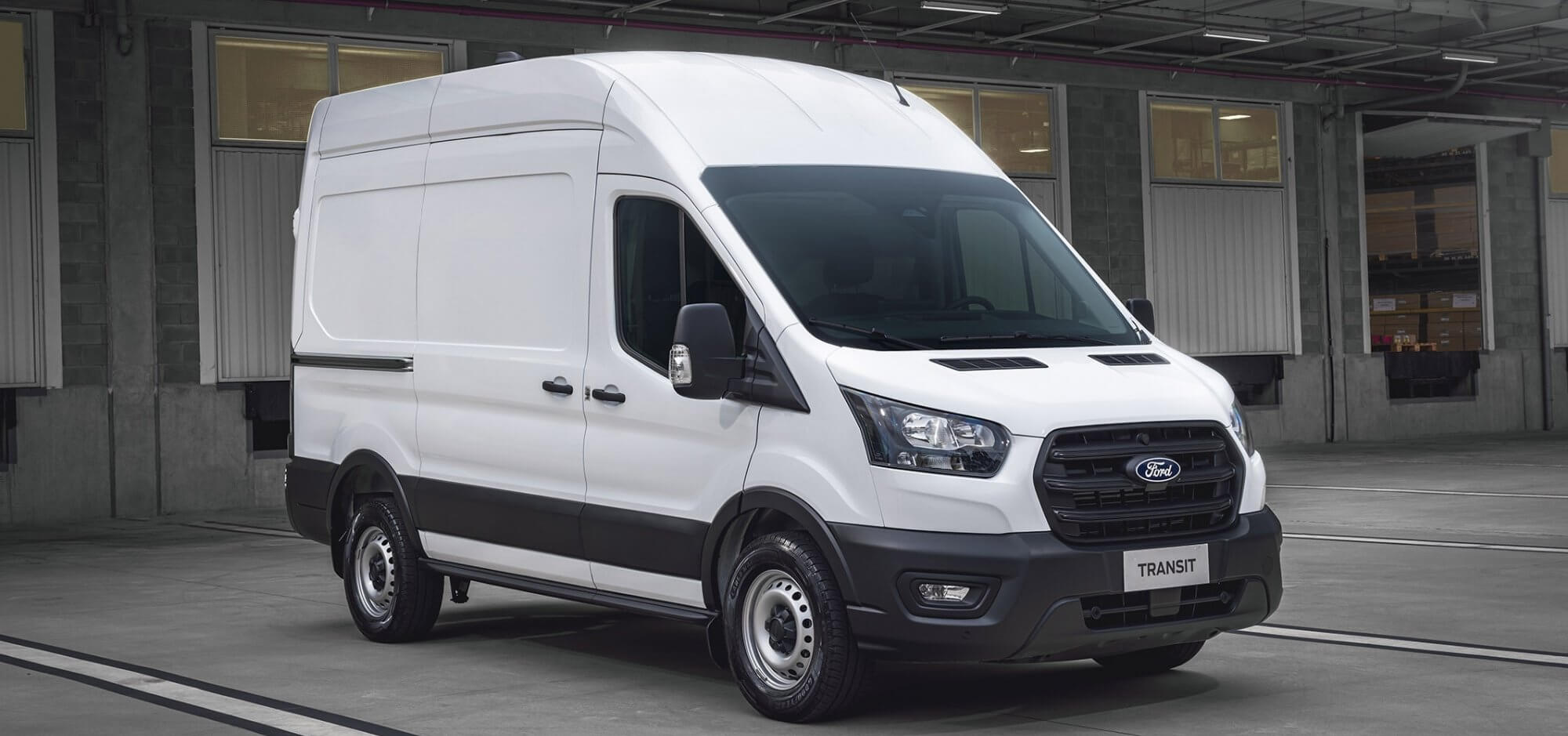 Transit Furgão Ford Transit Furgão branca em ambiente logístico