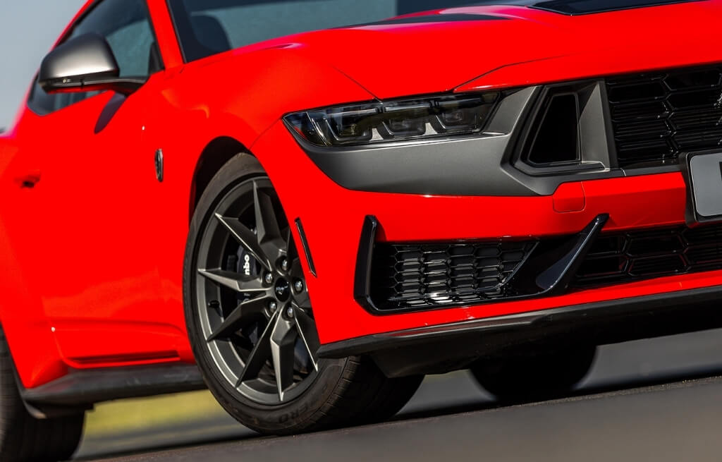 Destaque para a roda, freio e farol do Ford Mustang Dark Horse