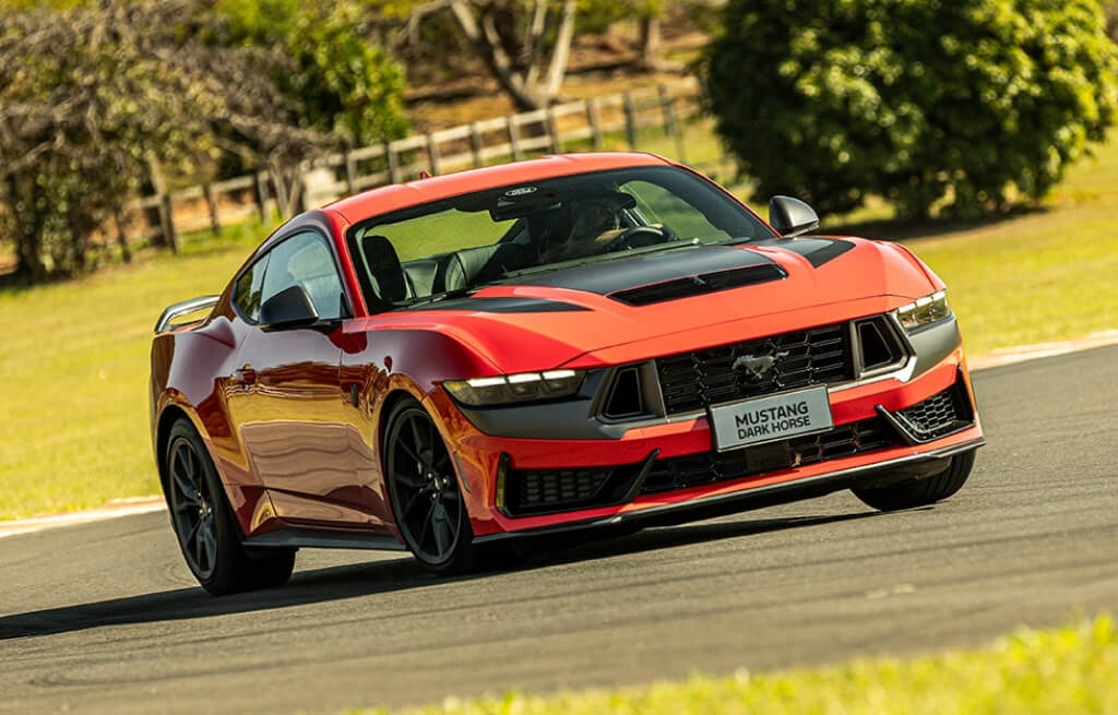 Visão frontal do Ford Mustang Dark Horse