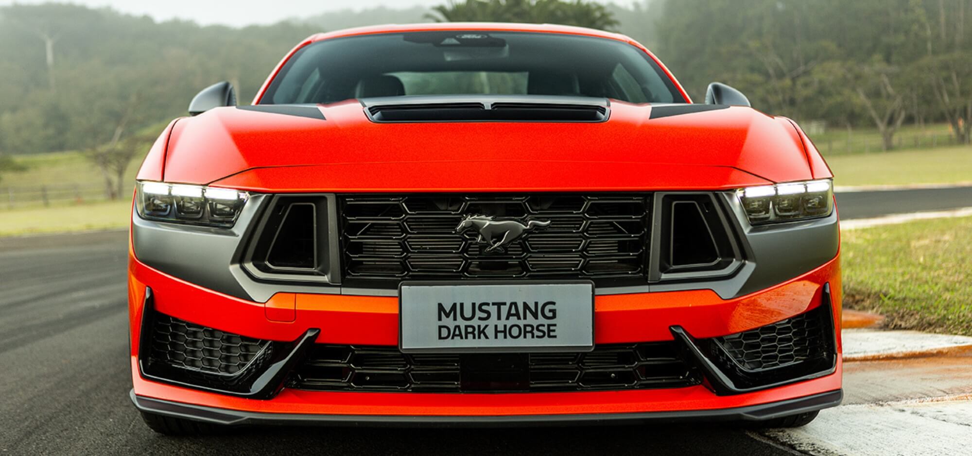 Visão frontal do Ford Mustang Dark Horse