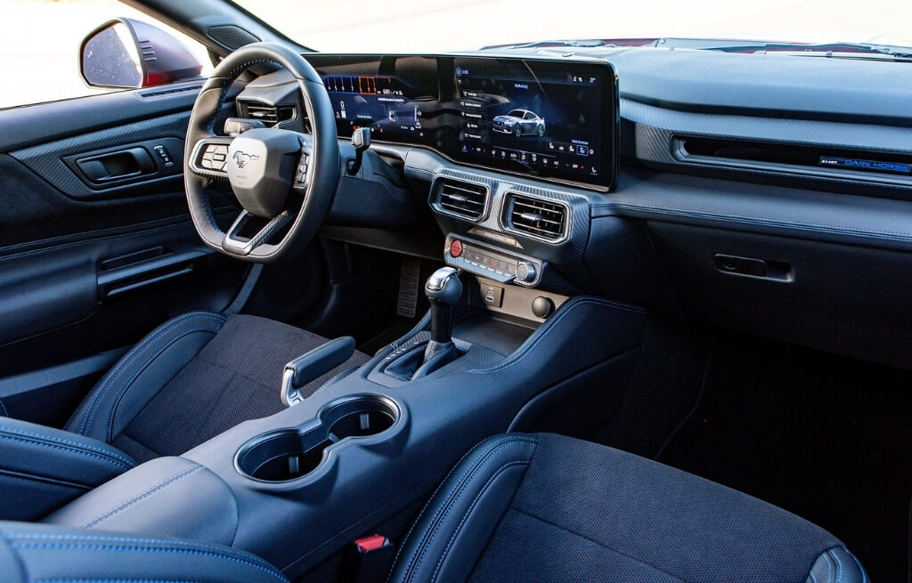 Interior do Ford Mustang Dark Horse