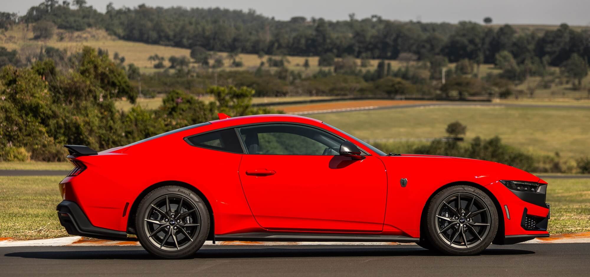 Visão lateral do Ford Mustang Dark Horse