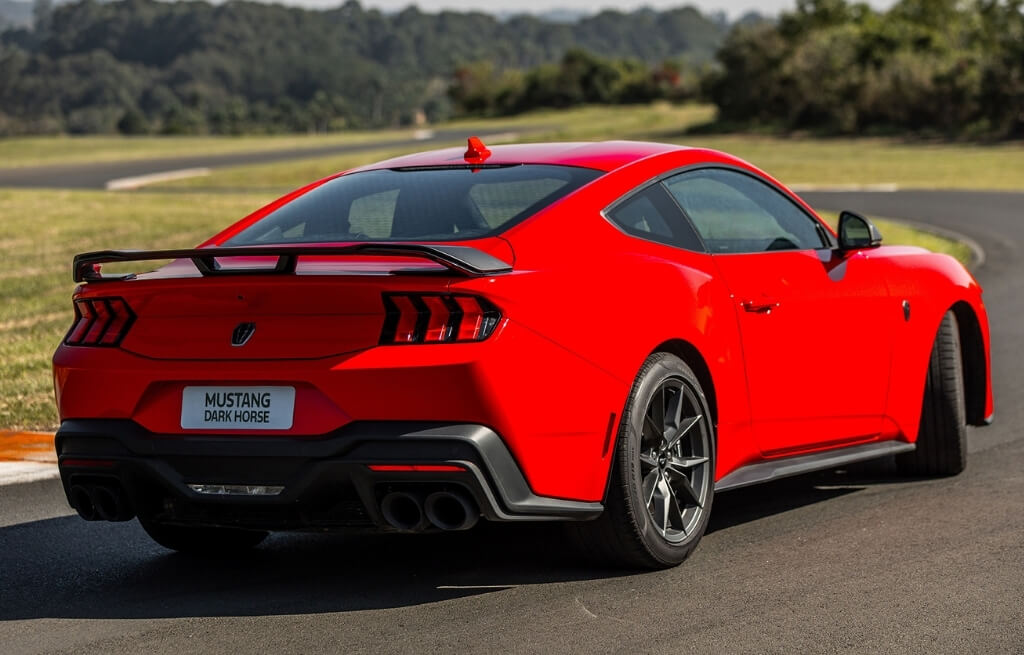 Visão traseira do Ford Mustang Dark Horse