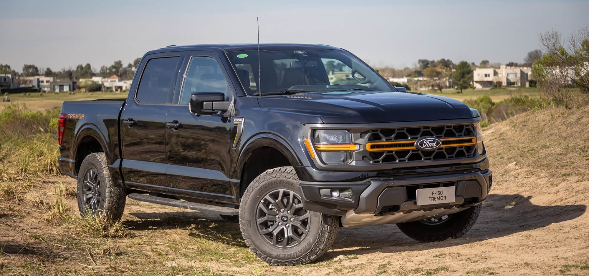 F-150 Tremor Visão frontal da Ford F-150 Tremor em ambiente off-road