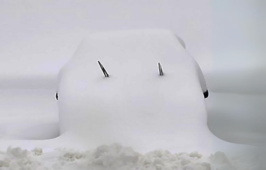 Ford Transit soterrada sob cinco metros de neve