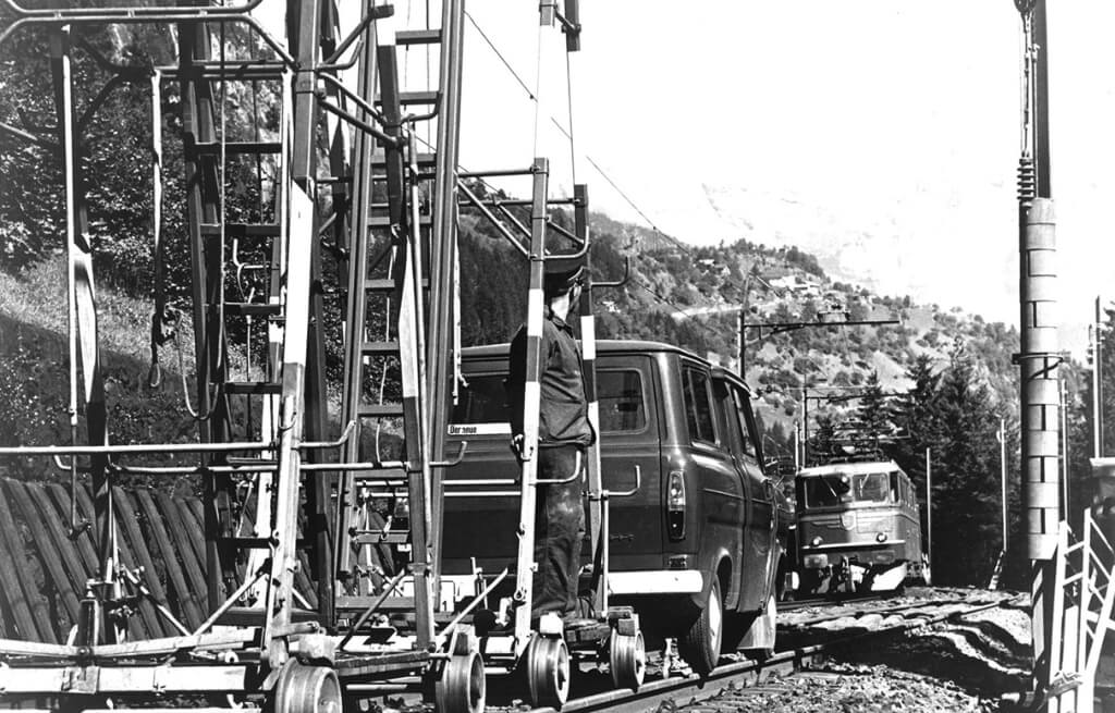 Ford Transit circulando nos trilhos de uma ferrovia