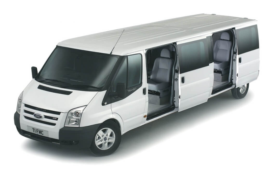 Ford Transit transformada em limusine estendida e exclusiva, chamada Transit XXL