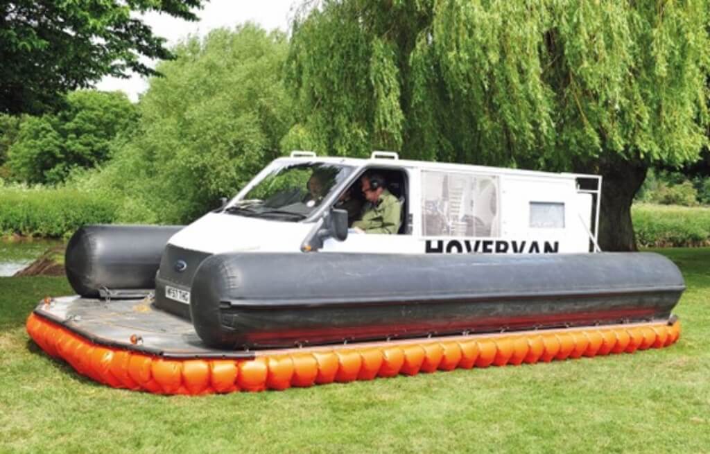 Ford Transit transformada em hovercraft
