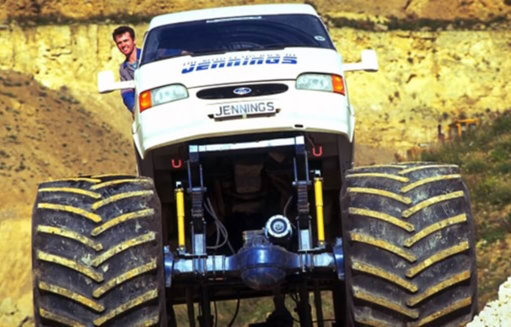 Ford Transit transformada em monster truck
