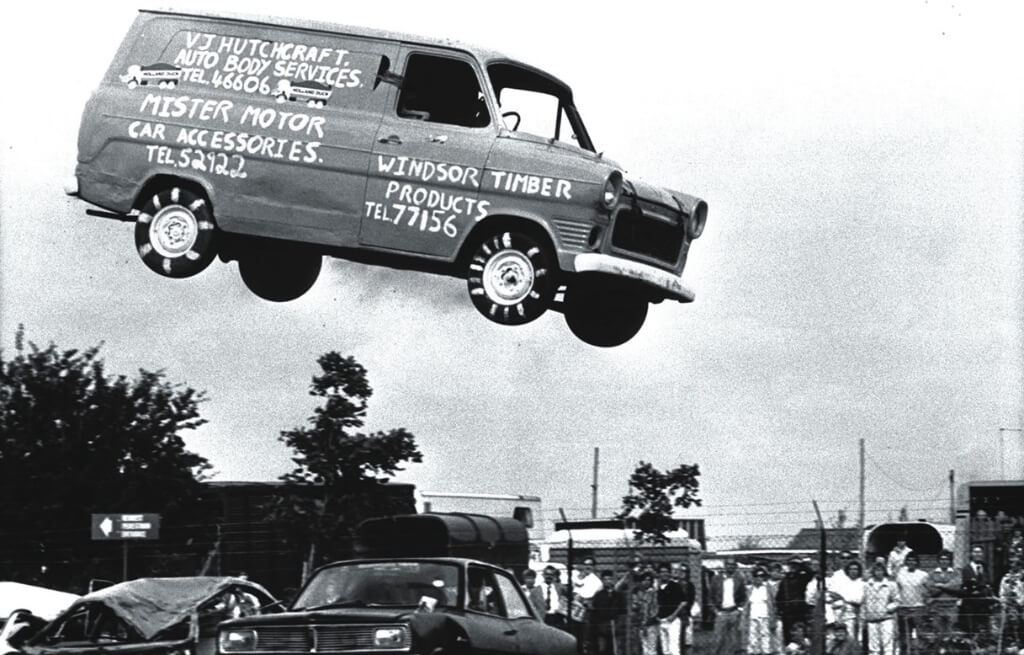 Ford Transit saltando sobre 15 carros