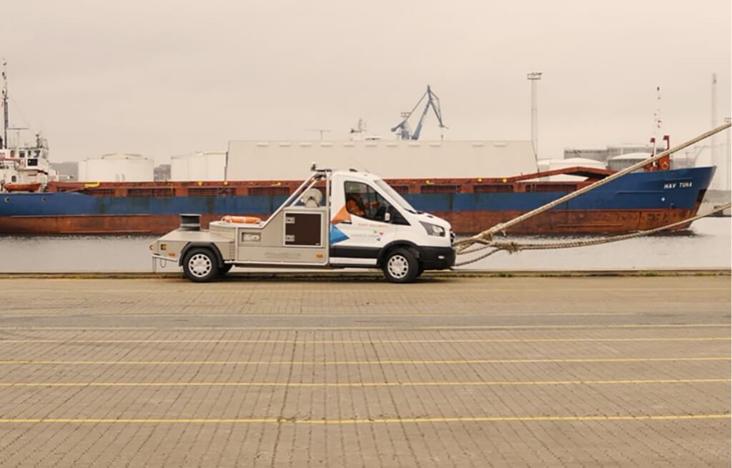 Ford E-Transit rebocando navios de carga para a atracagem