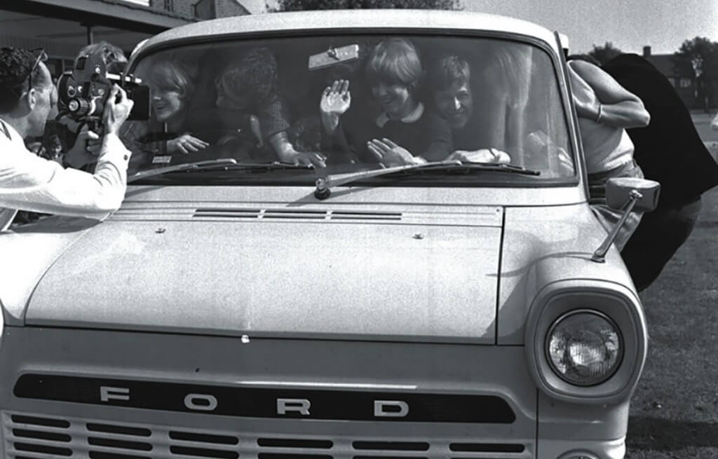 Ford Transit com 48 estudantes