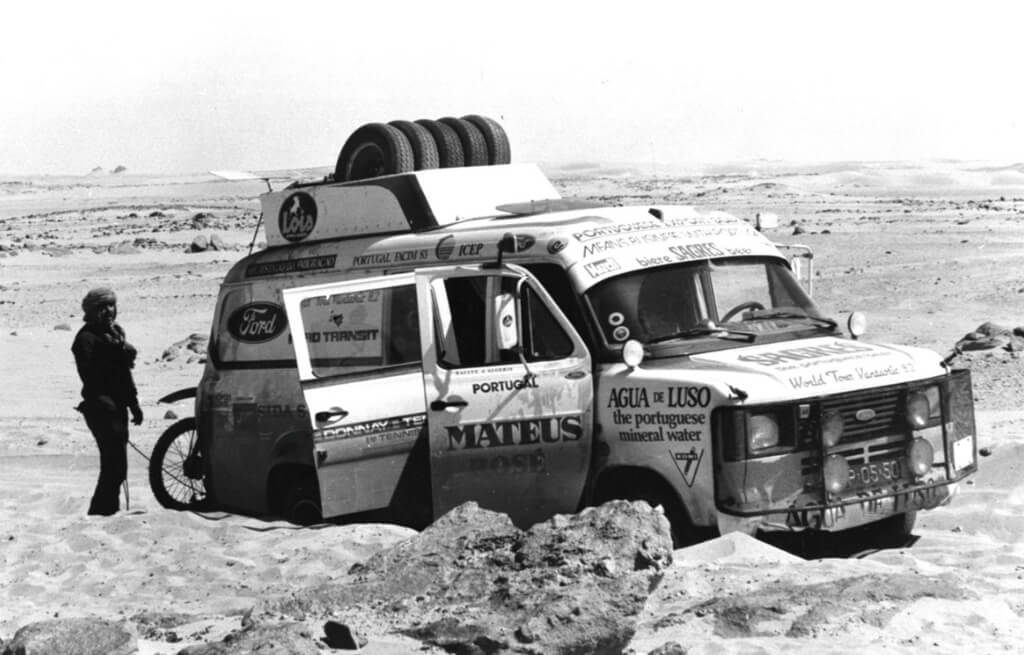 Ford Transit atravessando o deserto do Norte da África