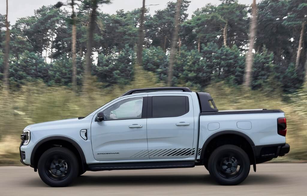 Ford Ranger Híbrida Plug-in Visão lateral da Ford Ranger Híbrida Plug-in