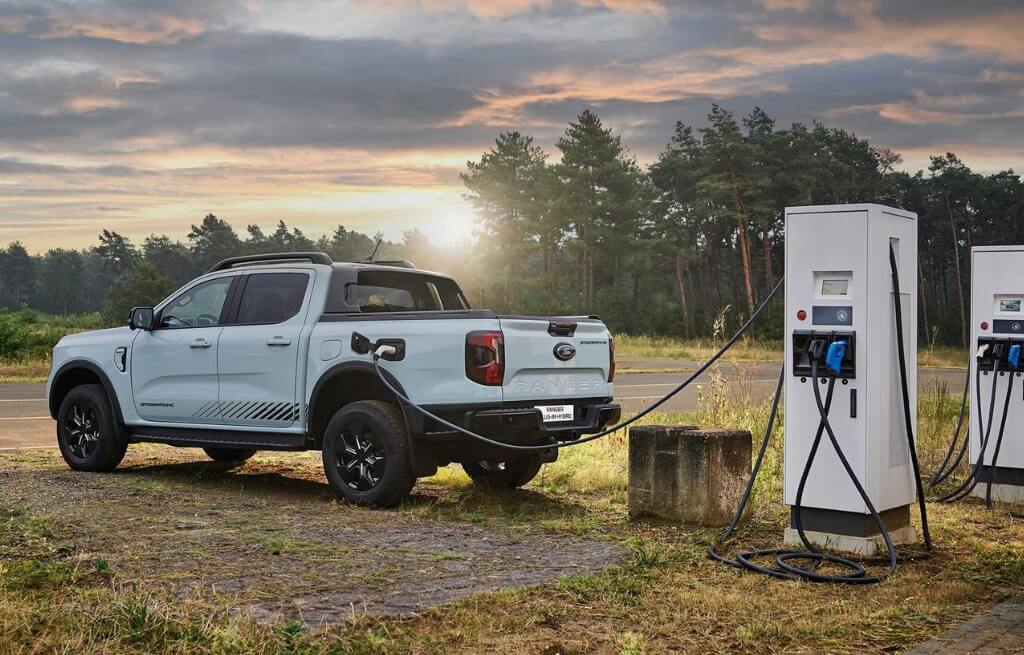 Ford Ranger Híbrida Plug-in Visão traseira da Ford Ranger Híbrida Plug-in em estação de recarga