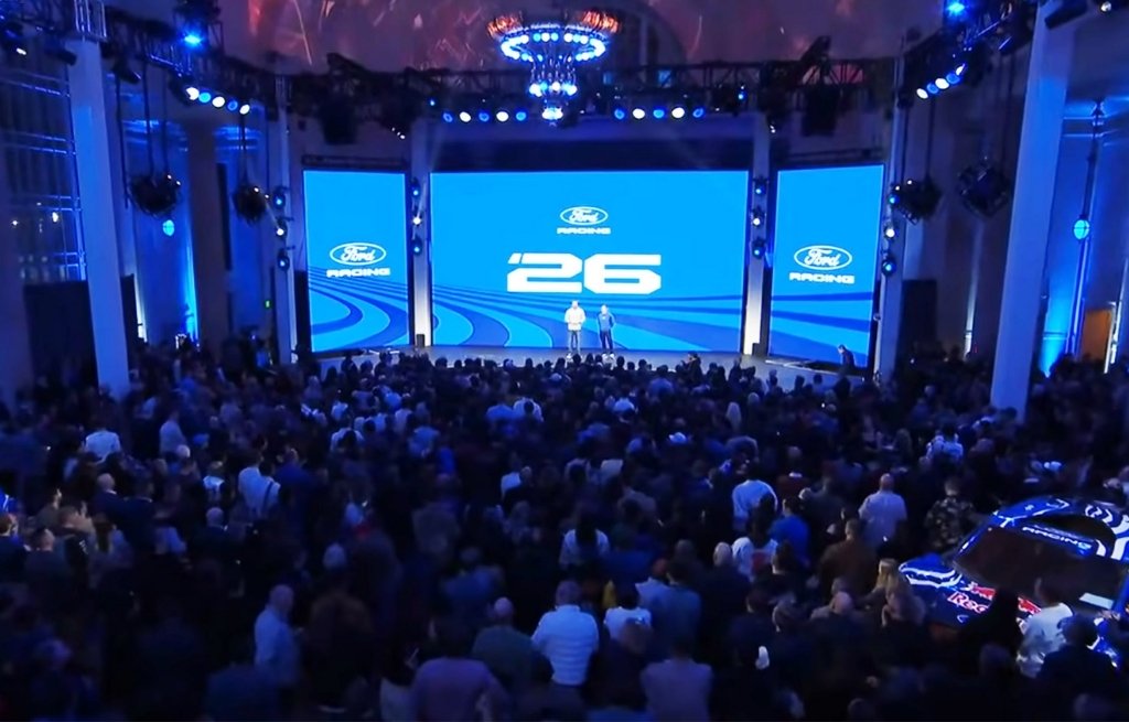 Vista lateral da Ford Maverick Hybrid azul em movimento, mostrando suas linhas elegantes e perfil aerodinâmico